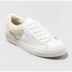 NEW Women's Nia Sneaker Size 7.5 Casual Shoe White Sherpa Trim Universal Thread